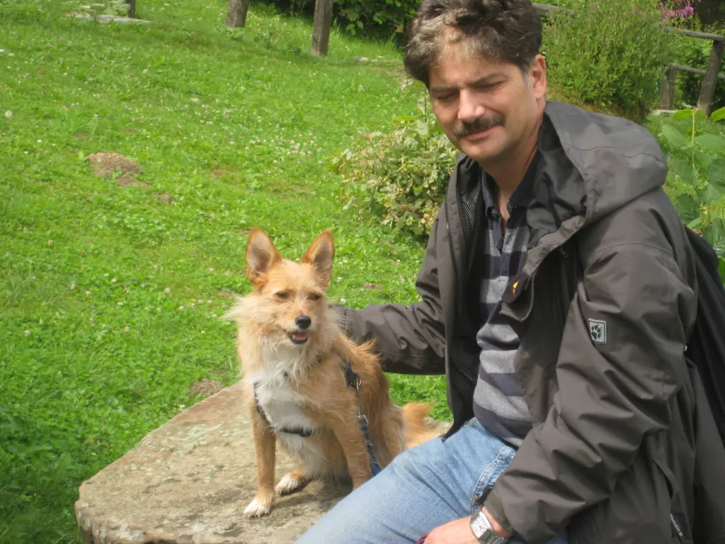 Andachtsbild von Martina Jörg und Kevin mit Lia und Linsi im Herzen