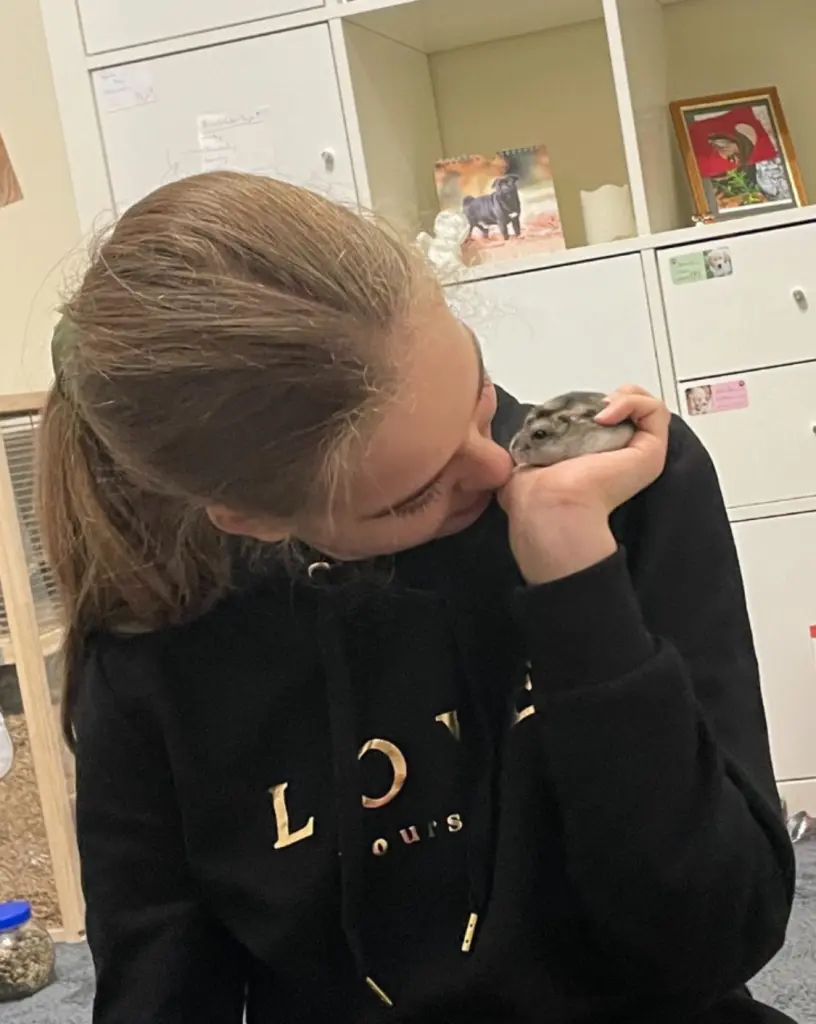 Andachtsbild von Milla mit ihrem Seelenhamster Murphy für Immer im Herzen!!!