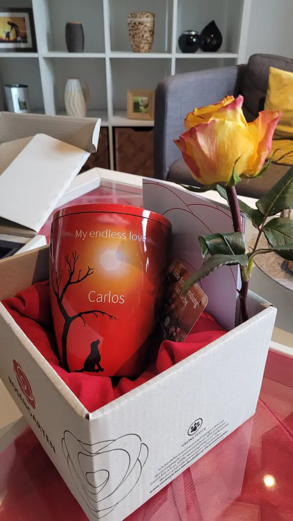 Die wunderschöne Urne wird Carlos gerecht.