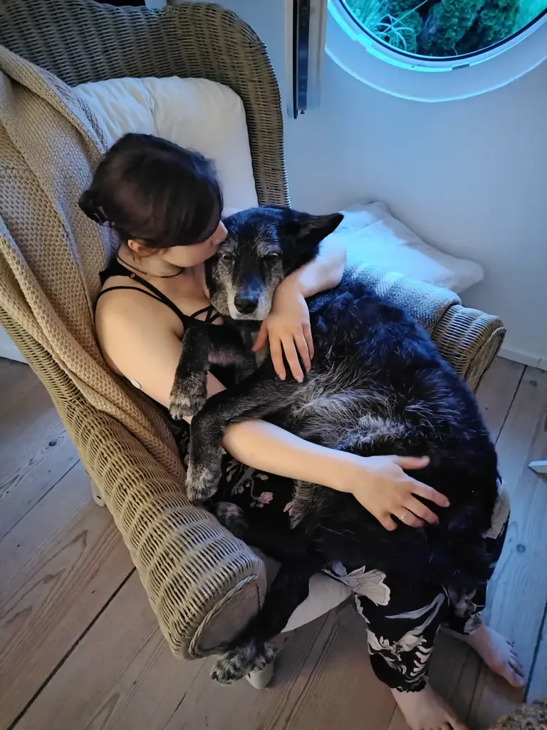 Birdy und ich 2025 bei unserem letzten gemeinsamen Urlaub.